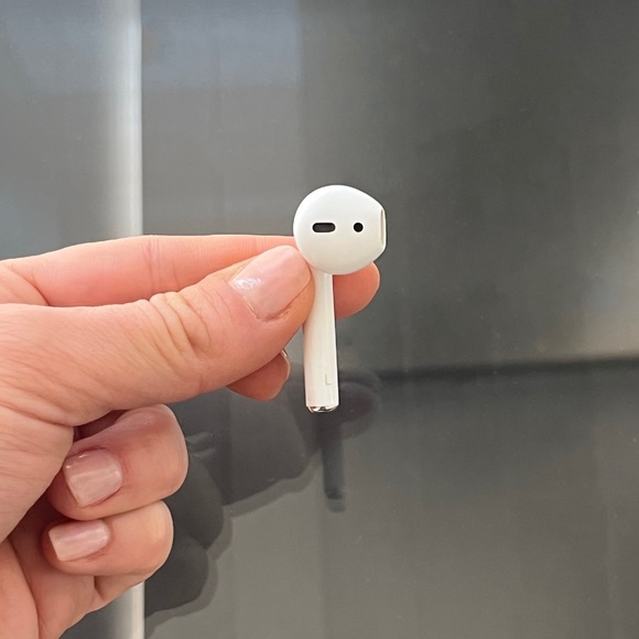 Left AirPod First Generation - Picture 4 of 4